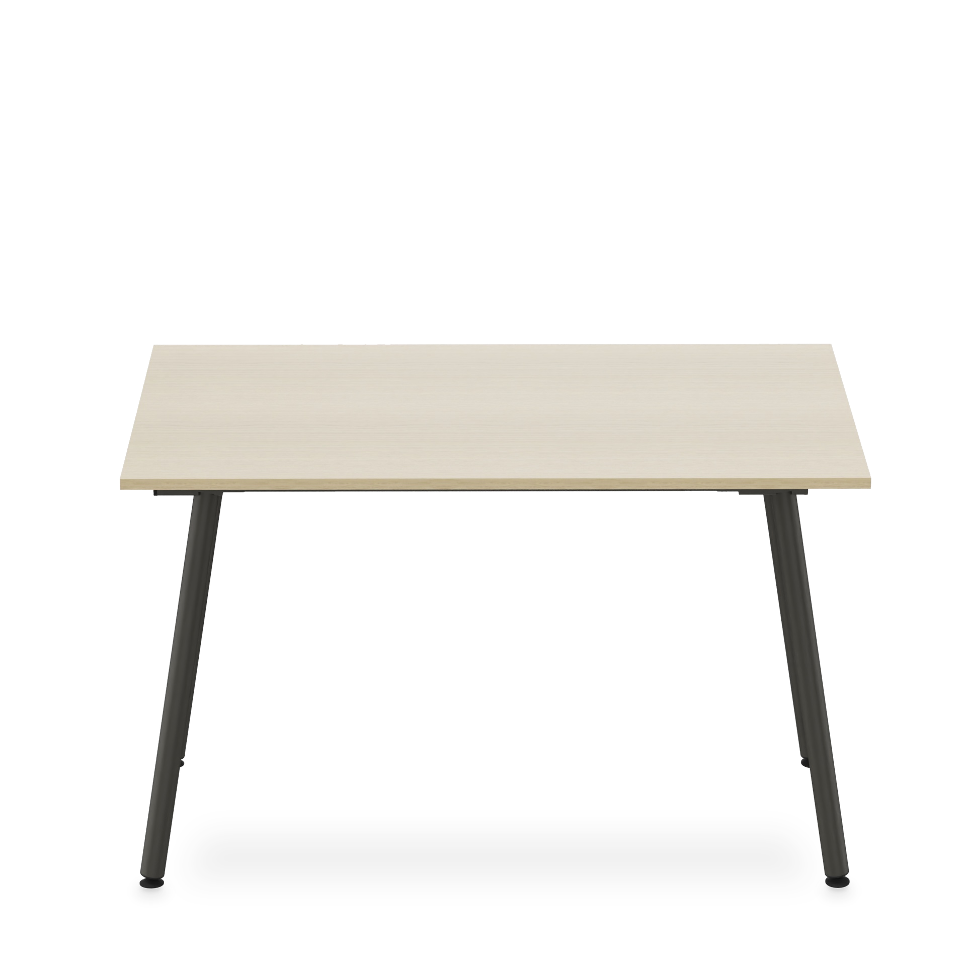 Ein moderner rechteckiger Schreibtisch mit einer Tischplatte mit heller Holzmaserung und abgewinkelten, dunkelgrauen Metallbeinen, isoliert vor einem schwarzen Hintergrund. Diese minimalistischen Arbeitsplatzmöbel bieten eine klare, professionelle Äs