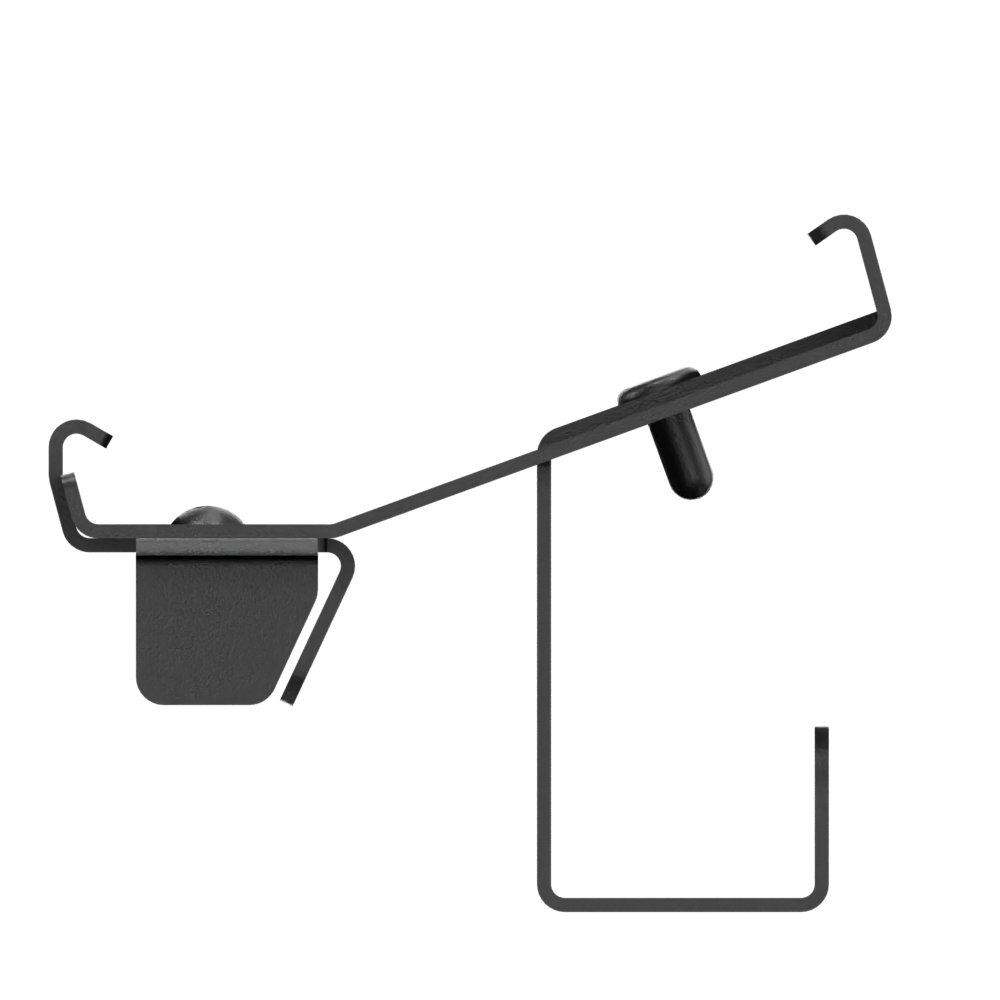 Eine Nahaufnahme einer schwarzen Möbelverbinderhalterung aus Metall mit robustem, eckigem Design mit integrierten Befestigungsstiften und einer hakenartigen Struktur, isoliert vor einem einfarbigen schwarzen Hintergrund zur klaren technischen Identif