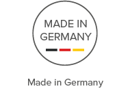 Ein kreisförmiges Abzeichen mit dem Text „Made in Germany“ und einem kleinen horizontalen Balken darunter in den Farben der deutschen Flagge – Schwarz, Rot und Gold – der auf hohe Qualitätsstandards bei der Möbelherstellung hinweist.