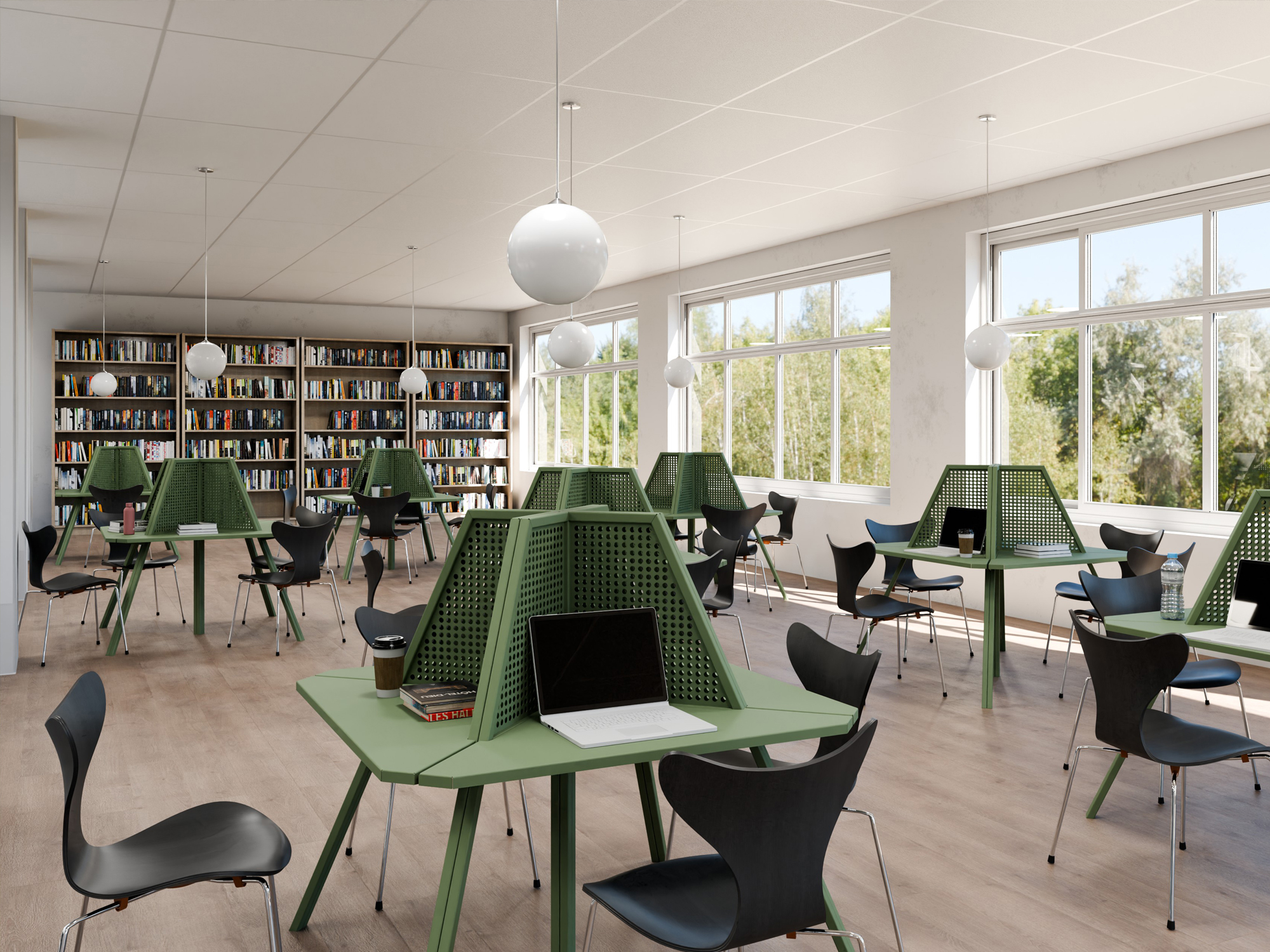 Moderner Bibliotheksarbeitsbereich mit grünen modularen Schreibtischen mit perforierten Sichtschutzwänden und schwarzen ergonomischen Stühlen. Der helle, offene Raum verfügt über große Fenster, Holzböden und im Hintergrund hohe Bücherregale voller Bü
