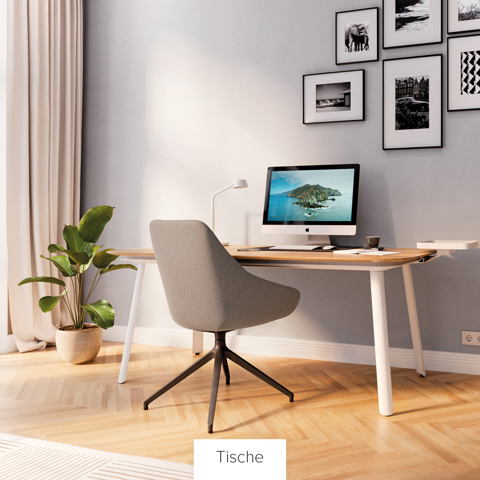 Eine moderne Heimbüroeinrichtung mit einem Holzschreibtisch mit weißen, sich verjüngenden Beinen, einem grau gepolsterten Drehstuhl und einem Desktop-Computer vor einer hellgrauen Wand mit gerahmter Schwarz-Weiß-Kunst und einer Topfpflanze auf einem
