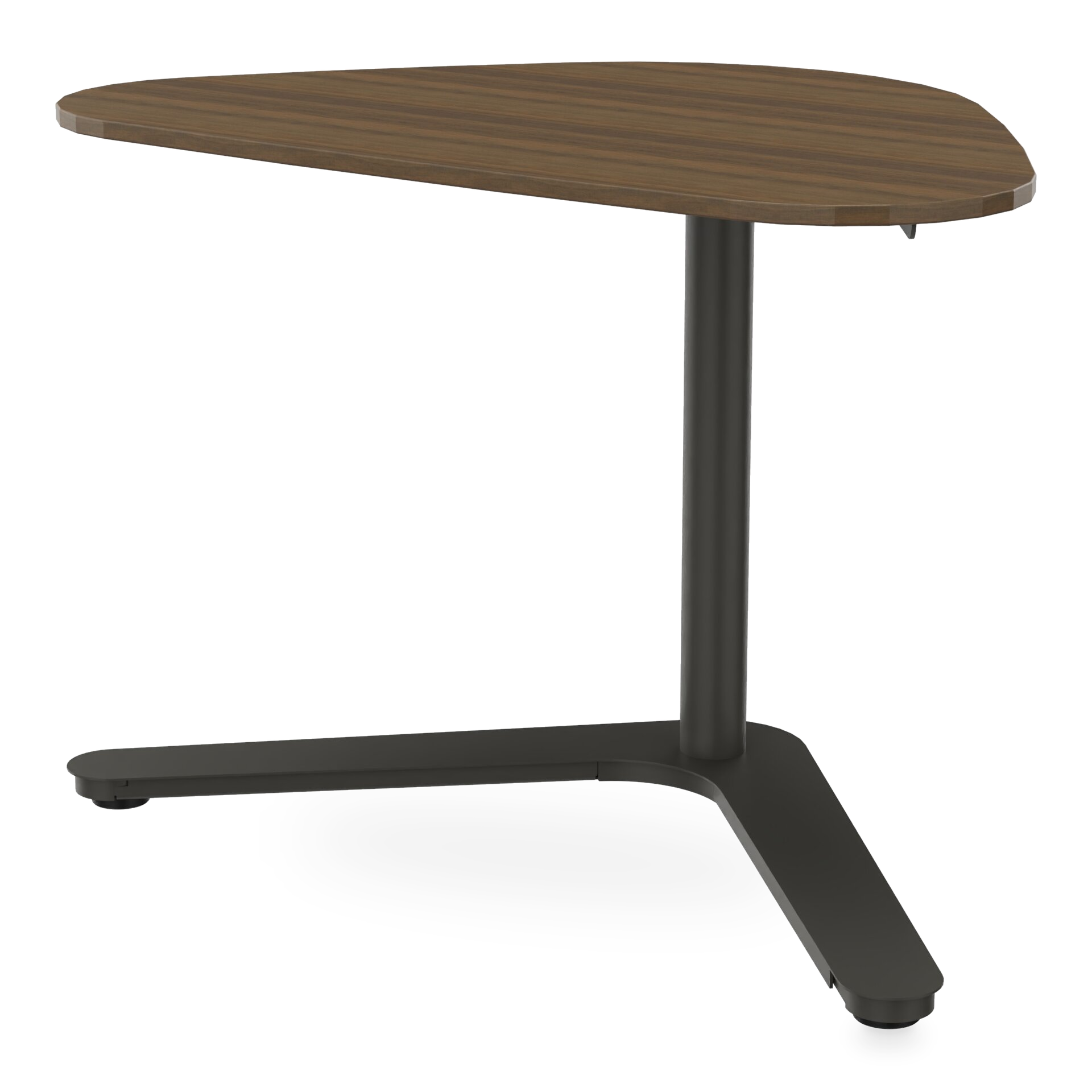 Ein moderner, minimalistischer C-förmiger Beistelltisch mit einer Tischplatte mit dunkler Walnussholzmaserung und abgerundeter dreieckiger Form, getragen von einem stabilen, mattschwarzen Metallsockel mit dreizackigem Design vor einem schlichten Hint