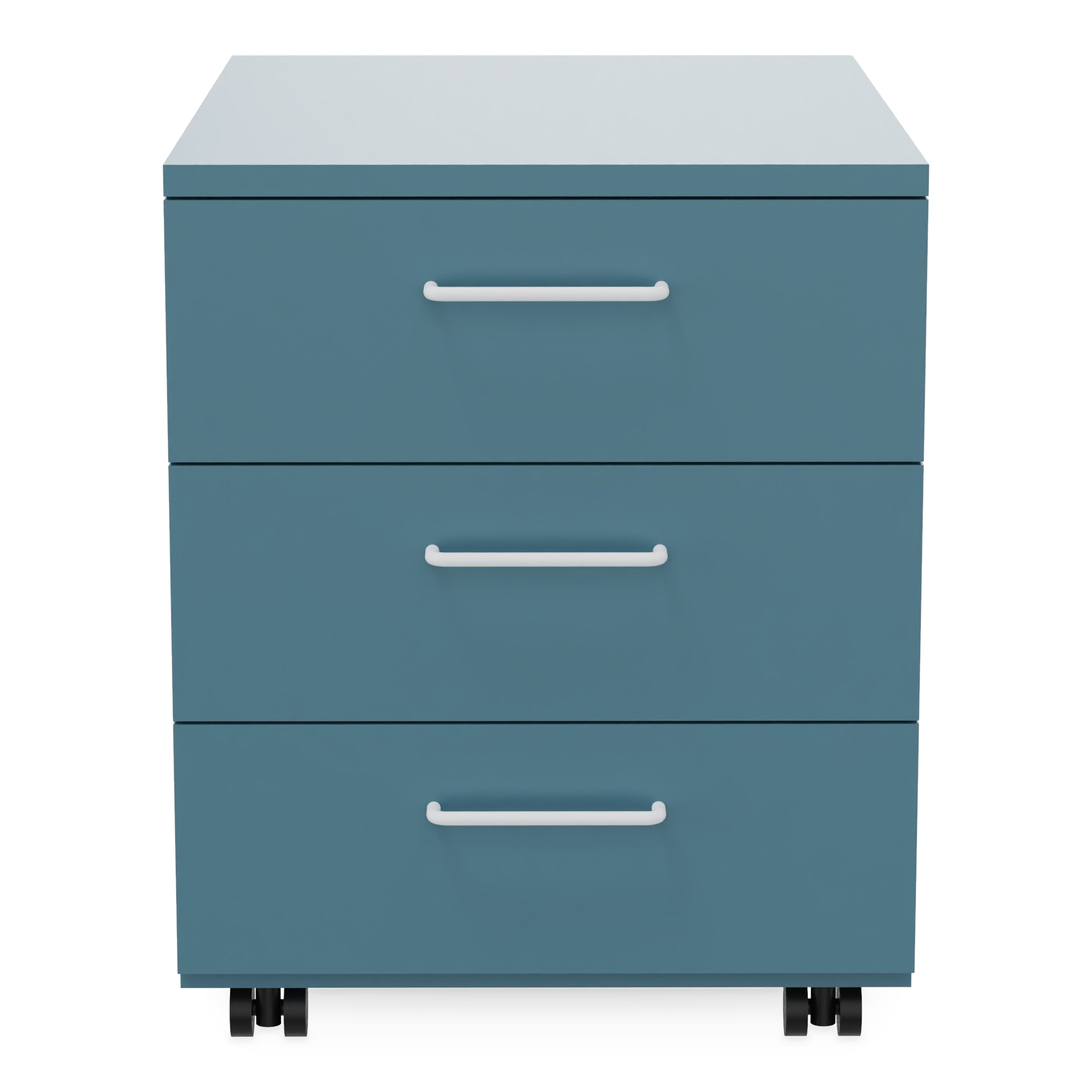 Ein moderner mobiler Sockelschrank in mattblauer Ausführung mit drei geräumigen Schubladen mit minimalistischen weißen horizontalen Griffen, die auf kleinen schwarzen Rollen für einfache Bewegung stehen und sich perfekt für die organisierte Aufbewahr