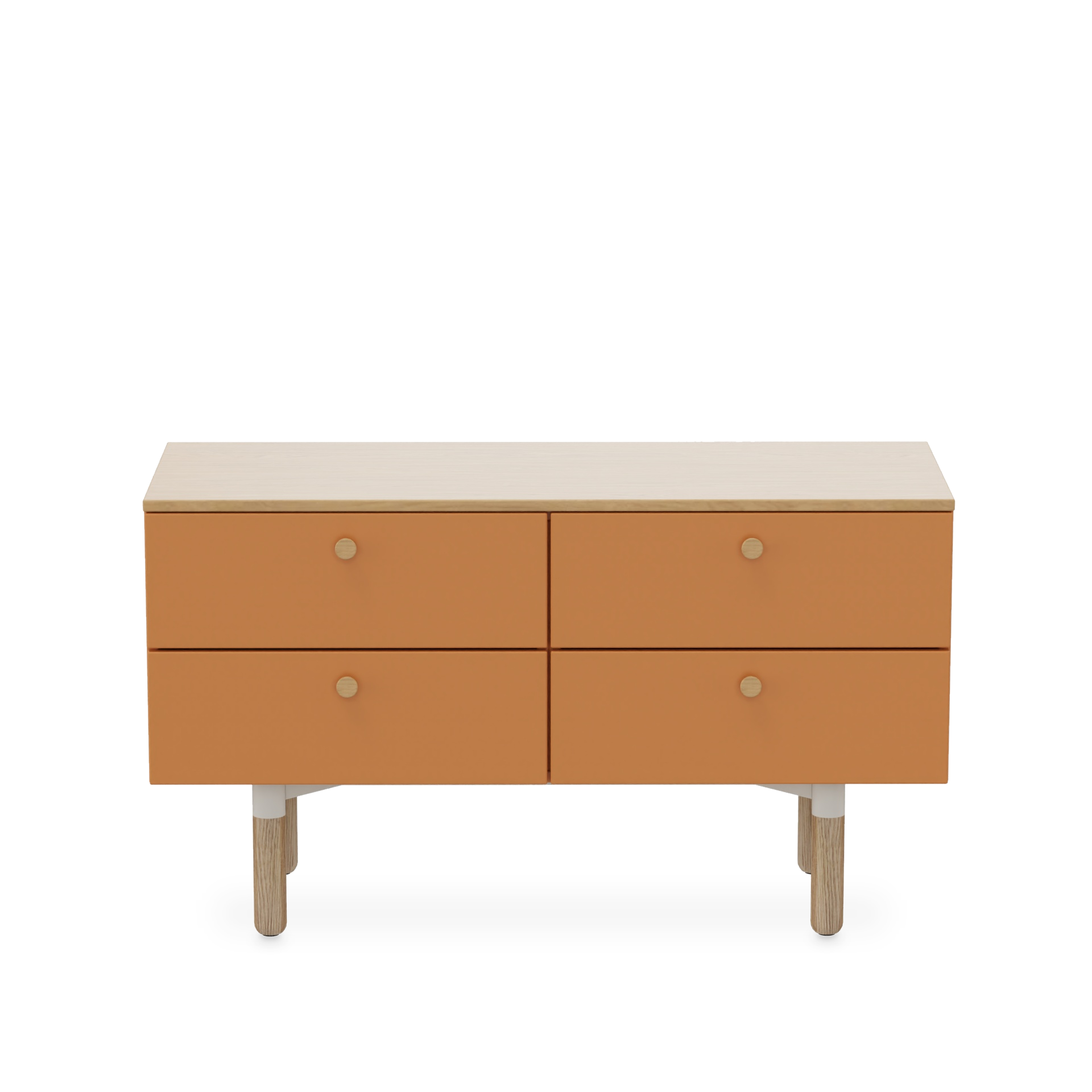 Eine moderne Kommode mit vier Schubladen, einer hellen Holzplatte und leuchtend orangefarbenen Schubladenfronten mit kleinen, passenden runden Knöpfen. Das Stück wird von stabilen, hellen Holzbeinen getragen und bietet eine klare, minimalistische Äst