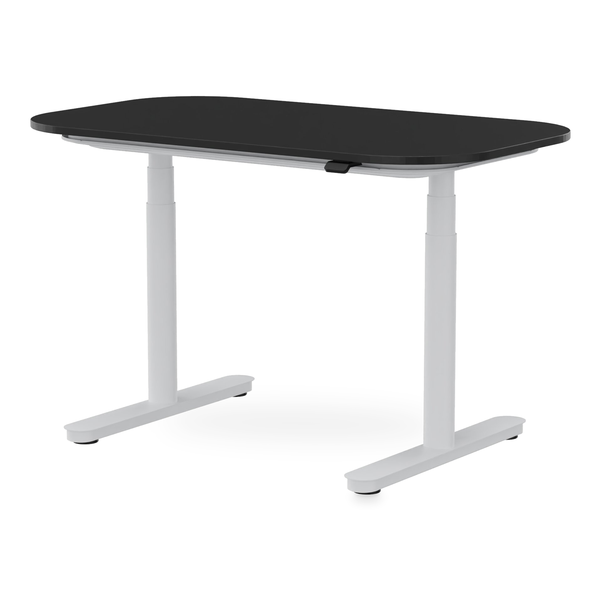 Ein moderner höhenverstellbarer Schreibtisch mit einer schlanken, rechteckigen schwarzen Tischplatte mit abgerundeten Ecken, getragen von einem stabilen weißen Metallrahmen mit zwei Teleskopsäulen und flachen, stabilen Füßen, isoliert vor einem schli