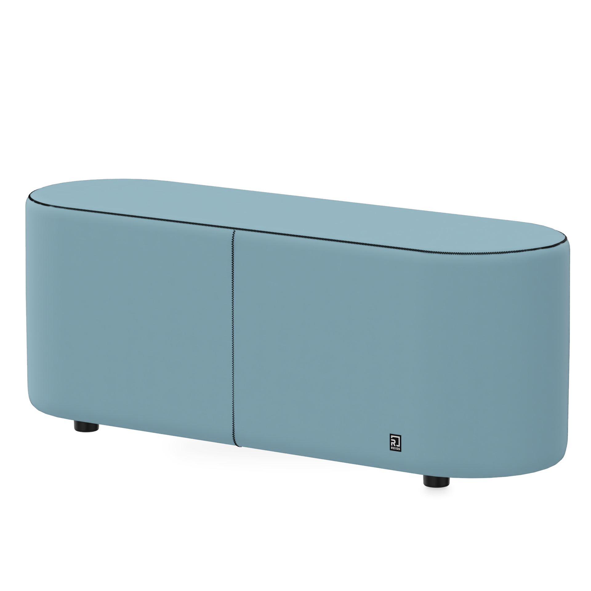Eine moderne, minimalistische, hellblaue Polsterbank mit abgerundeten Kanten und schwarzen Paspeldetails, getragen von kleinen schwarzen Füßen, mit einem kleinen Reiss-Markenlogo auf der Vorderseite, isoliert vor einem schlichten Hintergrund.