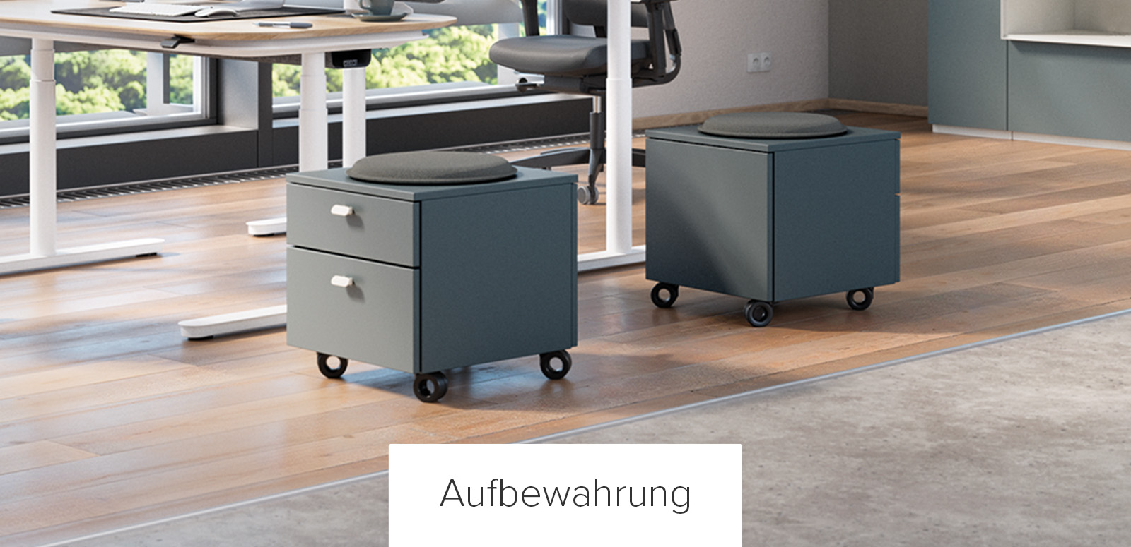 Zwei moderne, dunkelgraue mobile Aufbewahrungscontainer mit zwei Schubladen und einem runden grauen Sitzkissen darauf, positioniert auf einem Büroboden aus Holz in der Nähe von Stehpulten, kombinieren funktionale Aktenaufbewahrung mit zusätzlichen Si