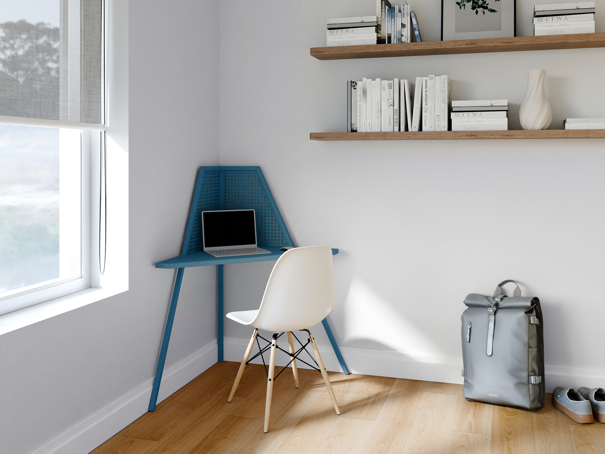 Ein moderner blauer Eckschreibtisch mit perforierter Metallrückwand, gepaart mit einem weißen Stuhl im Mid-Century-Stil, platziert in einem hellen Heimbüro mit Holzböden, schwebenden Regalen und einem grauen Rucksack auf dem Boden.