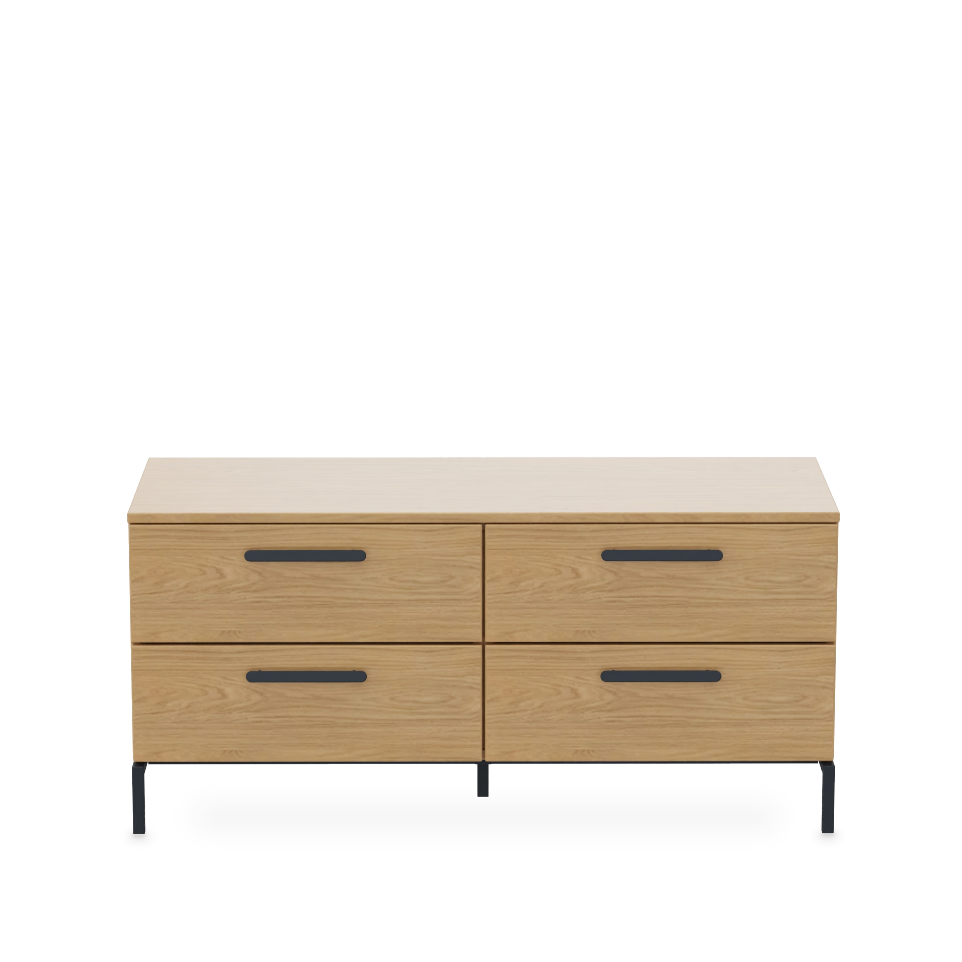 Eine moderne niedrige Kommode mit hellem Eichenholz-Finish, vier geräumigen Schubladen mit eleganten schwarzen horizontalen Griffen und einem minimalistischen schwarzen Metallrahmen, isoliert vor einem schlichten Hintergrund für einen klaren, moderne
