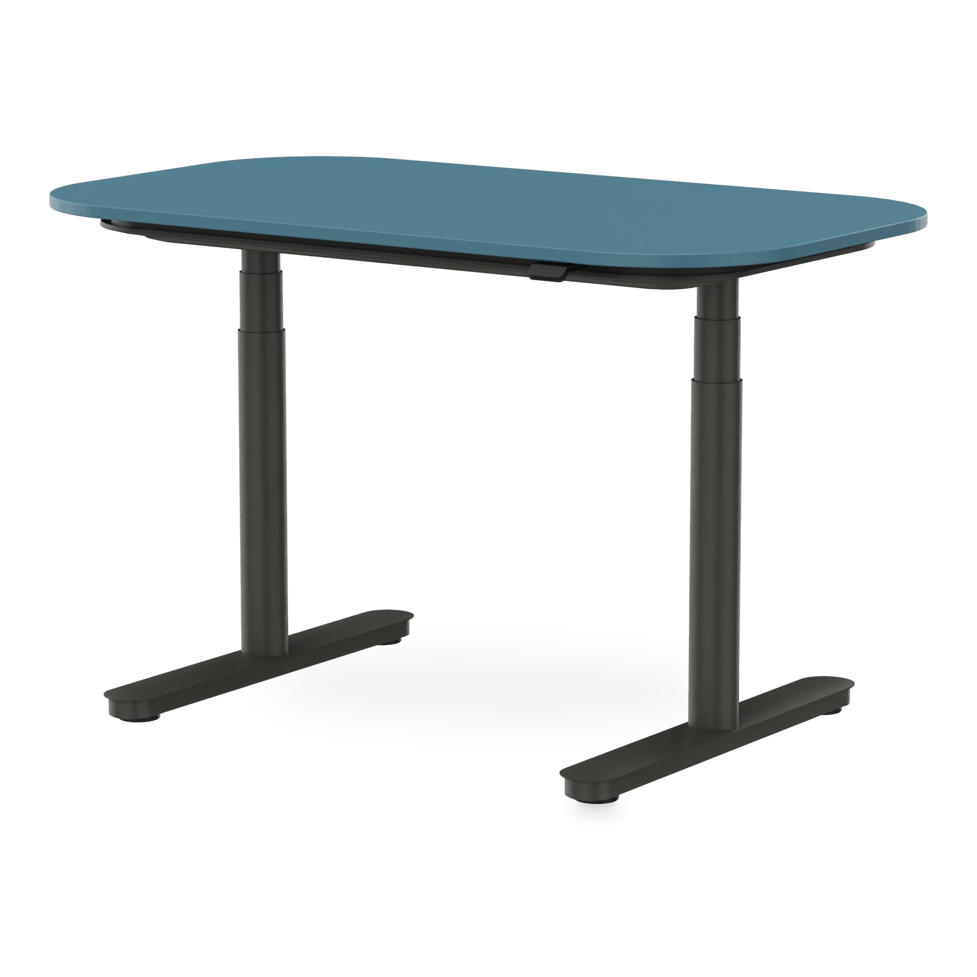 Ein moderner höhenverstellbarer Stehschreibtisch mit einer glatten, rechteckigen Tischplatte mit abgerundeten Ecken in gedämpftem Blau, getragen von einem stabilen schwarzen Metallrahmen mit zwei Teleskopsäulen und flachen, stabilen Füßen auf einem s