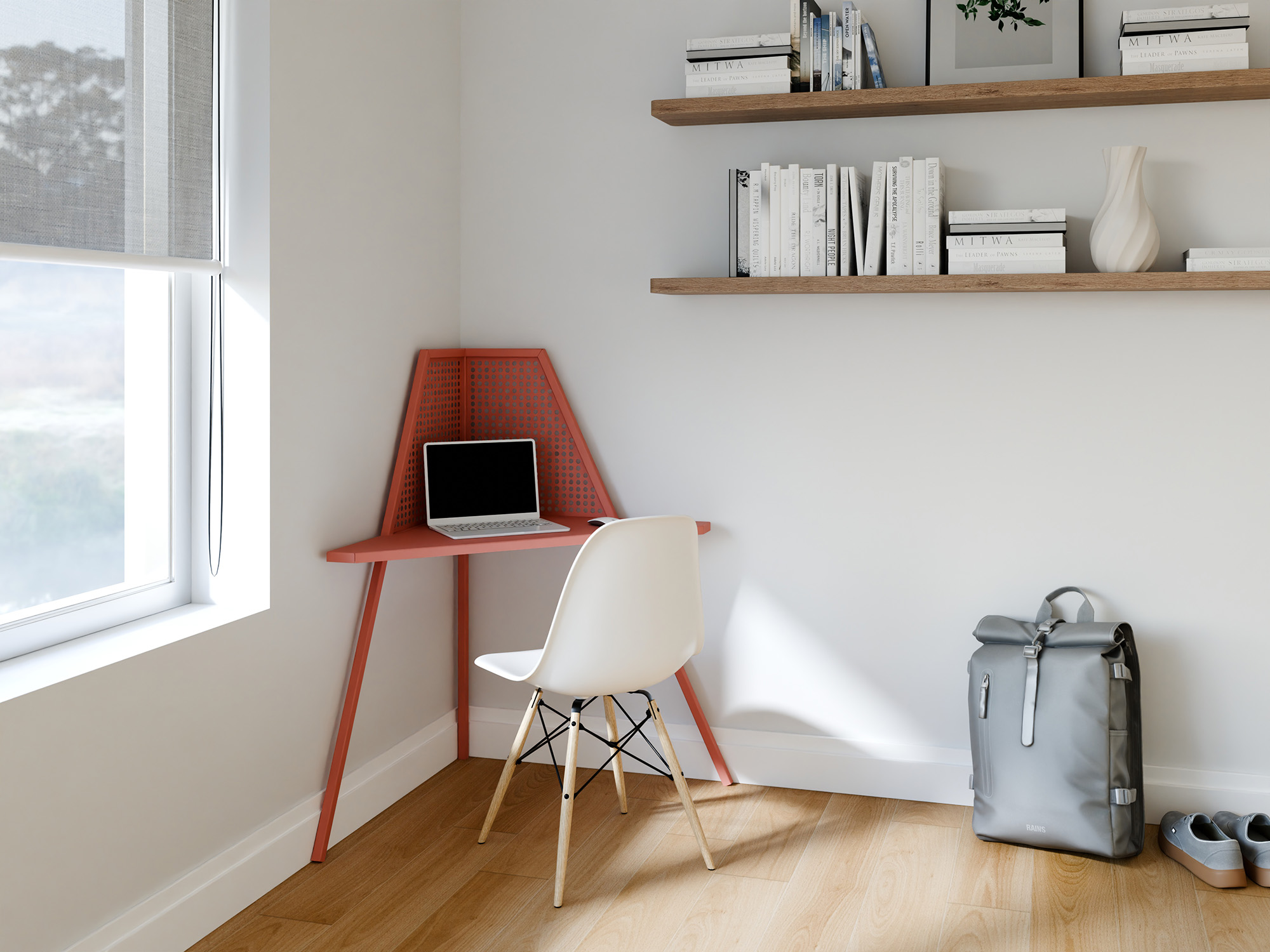 Ein moderner Eckschreibtisch aus korallenfarbenem Metall mit perforierter Rückwand, gepaart mit einem weißen Stuhl im Eames-Stil, positioniert in einem Heimbüro mit Holzregalen, Büchern und einem grauen Rucksack auf dem hellen Eichenboden.