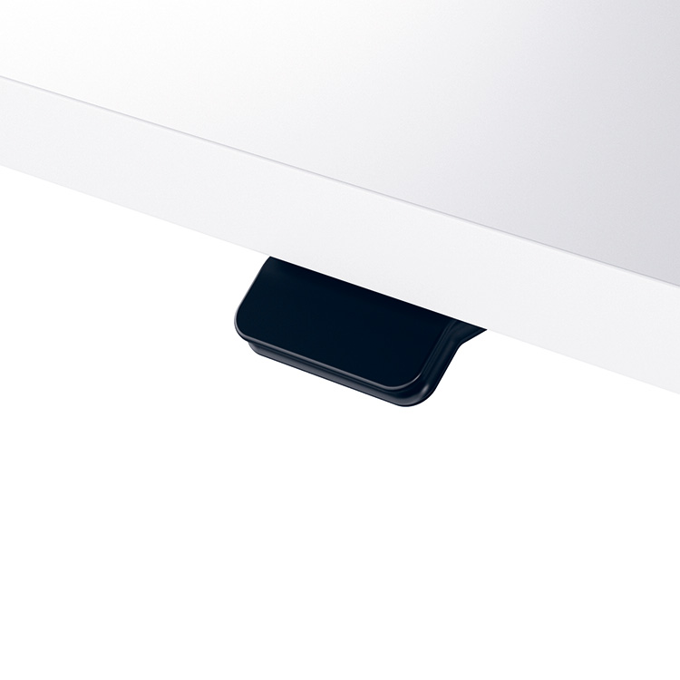 Eine Nahaufnahme eines eleganten, dunkelblauen Möbelgriffs oder Schubladengriffs, der an einer sauberen, weißen Oberfläche befestigt ist und eine moderne und minimalistische Designästhetik zeigt, die für moderne Wohneinrichtungen geeignet ist.