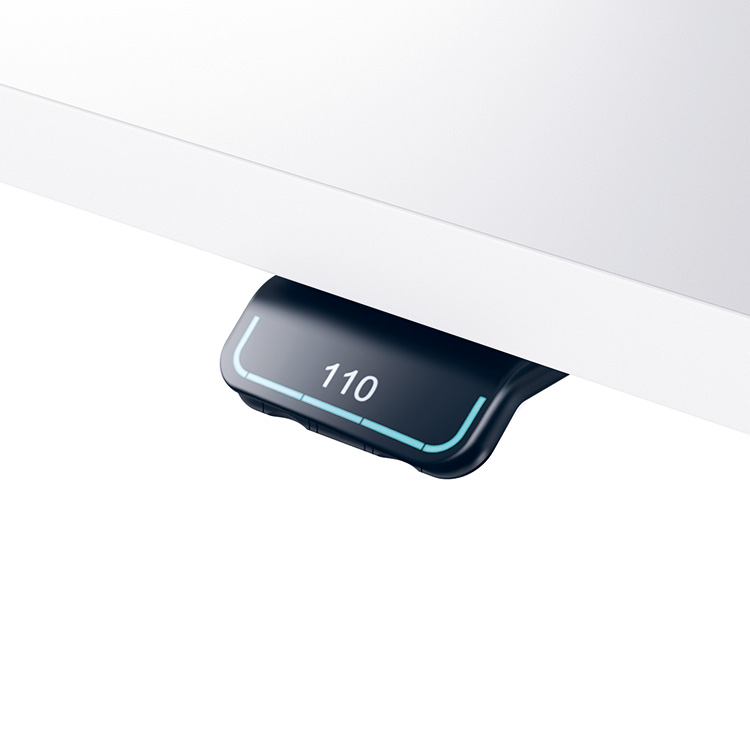 Eine Nahaufnahme eines schwarzen digitalen Bedienfelds, das unter einer weißen Schreibtischoberfläche montiert ist und über eine leuchtend blaue LED-Anzeige mit der Zahl 110 verfügt, die zur Höhenverstellung eines ergonomischen Sitz-Steh-Büroschreibt