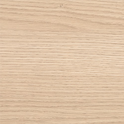 Eine Nahaufnahme einer hellen Eichenholzmaserung mit natürlichen horizontalen Mustern, dezenten Beige- und Cremetönen und einer glatten, matten Oberfläche, die für Möbeloberflächen und Innenarchitekturanwendungen geeignet ist.