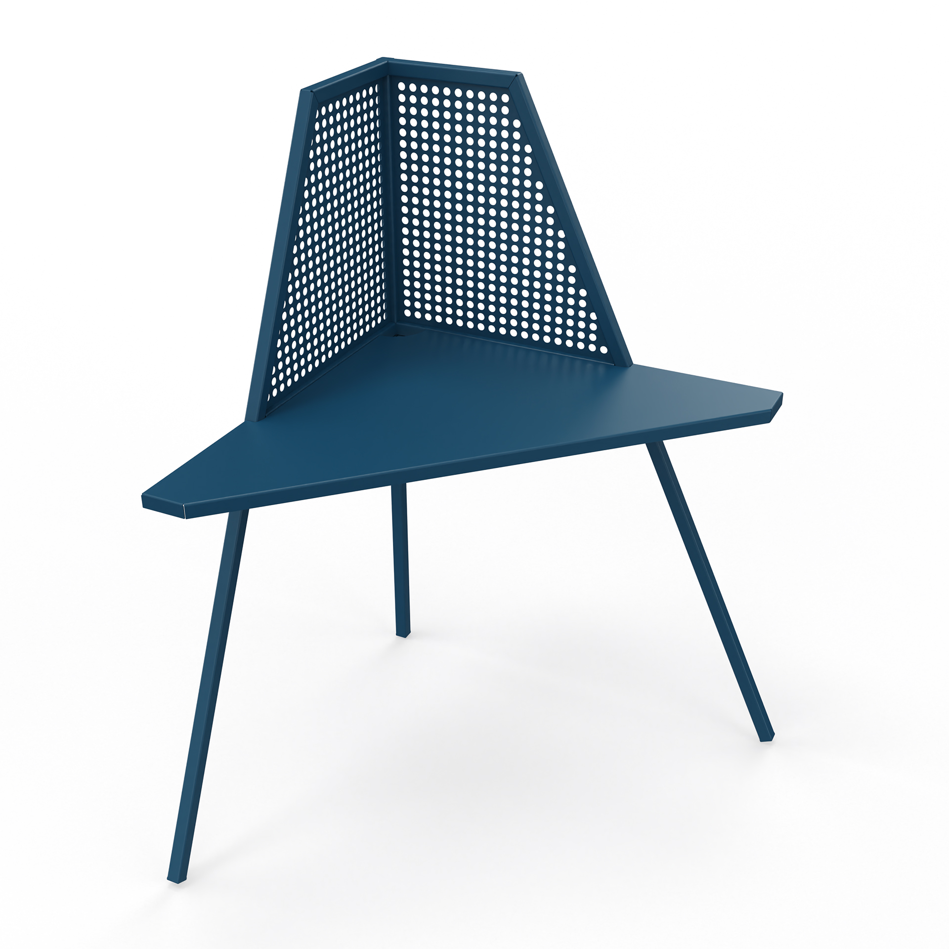 Ein moderner, minimalistischer Eckschreibtisch in tiefblauer Ausführung mit einer dreieckigen Tischplatte und einer markanten perforierten Metallrückenlehne. Das schlanke Design im Industriestil wird von drei schlanken, abgewinkelten Beinen auf einem