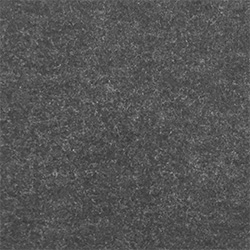 Eine Nahaufnahme eines dunkelgrauen Stoffpolstermaterials mit einer feinen, strukturierten, filzartigen Oberfläche, das ein gleichmäßiges und dichtes Webmuster aufweist, das für moderne Möbel- und Heimdekorationsanwendungen geeignet ist.