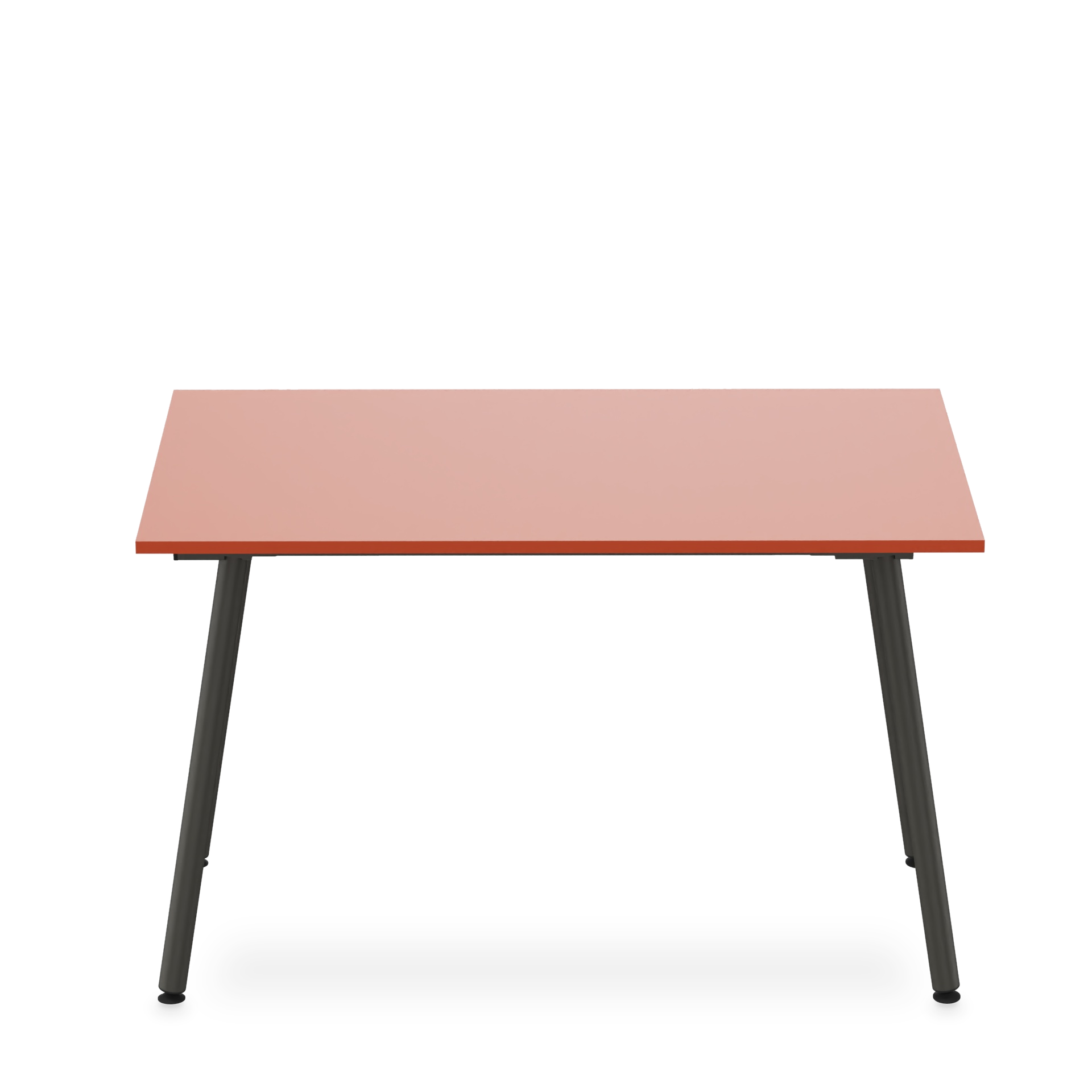 Ein moderner, minimalistischer Schreibtisch mit einer rechteckigen terrakottafarbenen Tischplatte, die von zwei stabilen, abgewinkelten schwarzen Metallbeinen getragen wird, isoliert vor einem schlichten Hintergrund, ideal für ein modernes Heimbüro o