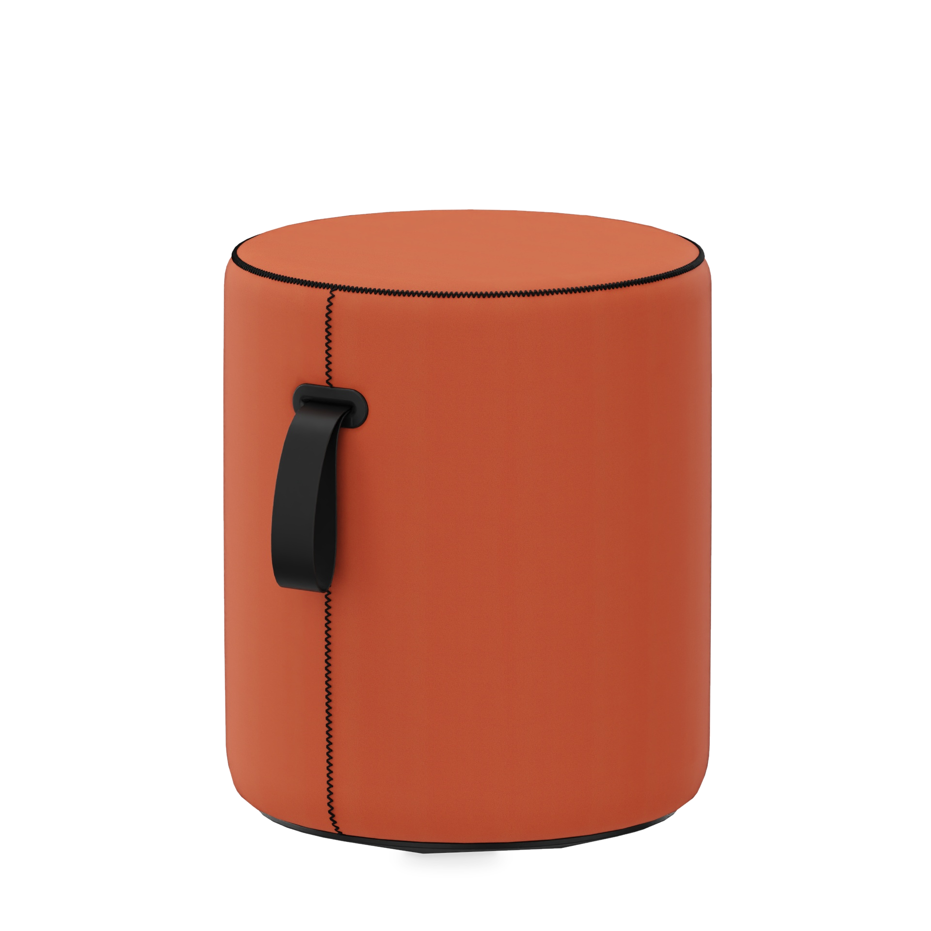 Ein moderner zylindrischer Hocker in leuchtendem Orange mit schwarzem Tragegriff an der Seite, dekorativen schwarzen Nähten und minimalistischem Design, perfekt als vielseitige Sitzgelegenheit für moderne Wohnräume oder Büros.